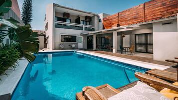 Piscina externa, espreguiçadeiras
