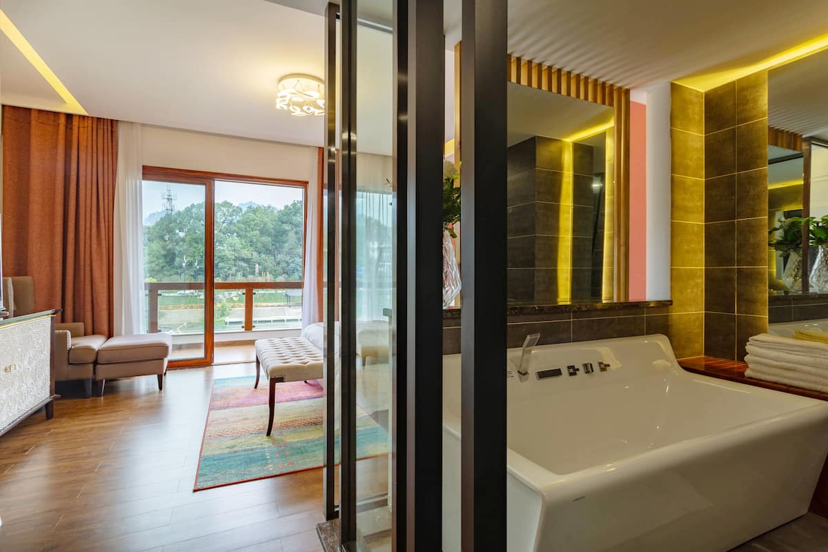 Studio trăng mật, 1 giường cỡ king, bồn tắm, quang cảnh sông | Màn/rèm cản sáng, truy cập Internet không dây miễn phí, bộ trải giường
