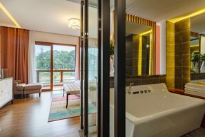 Honeymoon Studio, 1 King Bed, Bathtub, River View | Blackout curtains, free WiFi, bed sheets