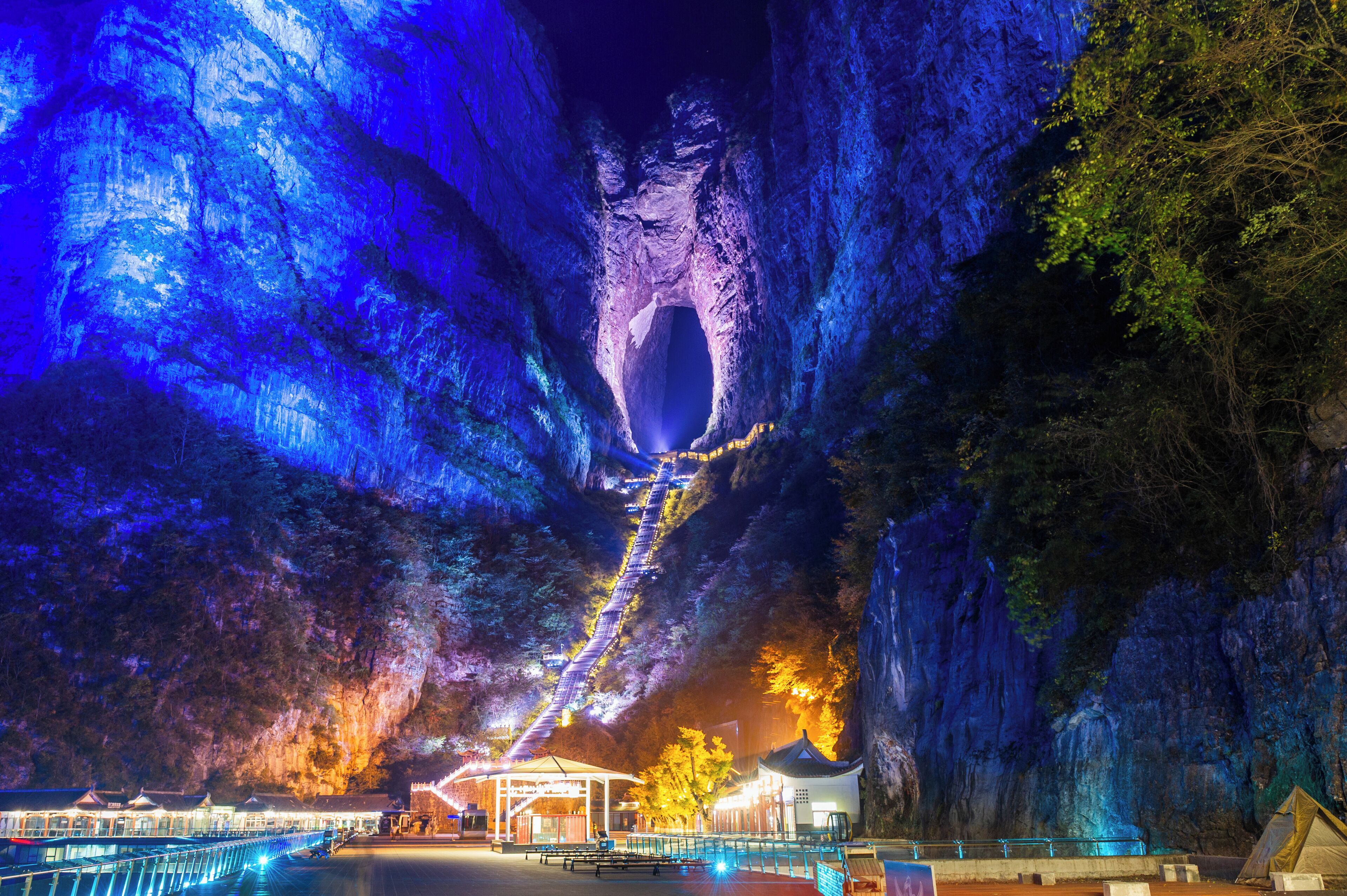 Eine Höhle mit einem beleuchteten Pfad zu einer Aussichtsplattform.