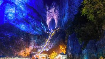 Eine Höhle mit einem beleuchteten Pfad zu einer Aussichtsplattform.