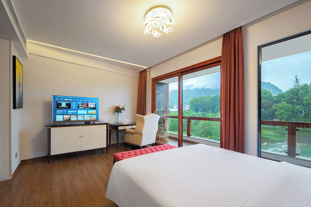 Honeymoon Studio, 1 King Bed, Bathtub, River View | Blackout drapes, free WiFi, bed sheets