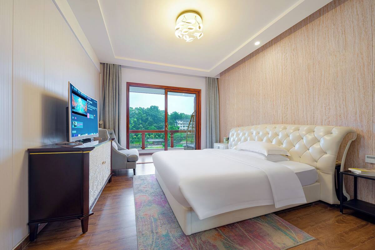Blackout drapes, free WiFi, bed sheets