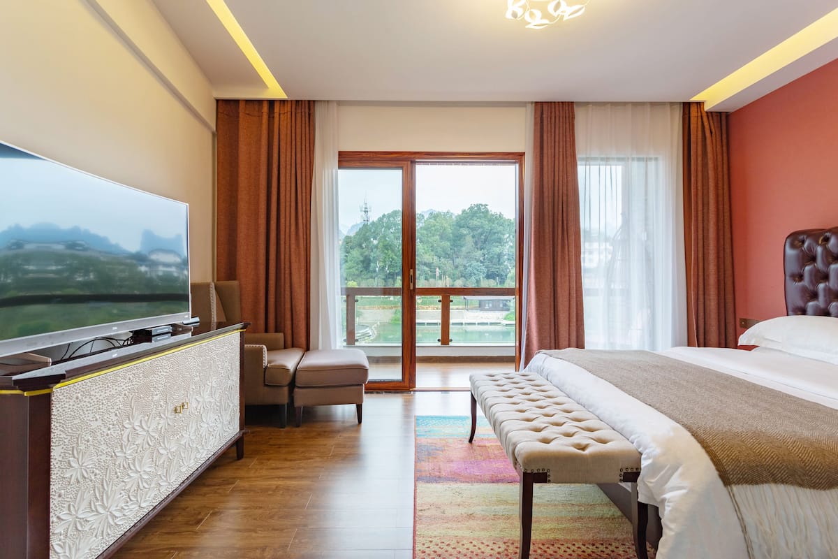 honeymoon studio, 1 king bed, bathtub, river view | blackout curtains, free wifi, bed sheets