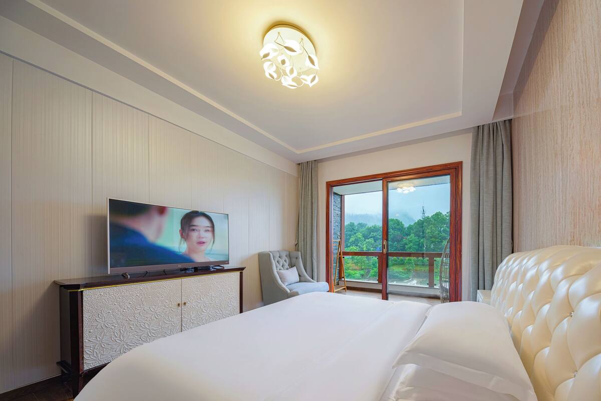 Kamar Double Deluks, 1 Tempat Tidur King, balkon, pemandangan sungai | Tirai kedap cahaya, Wi-Fi gratis, dan seprai linen