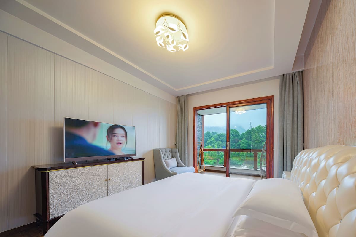 Deluxe Double Room, 1 King Bed, Balcony, River View