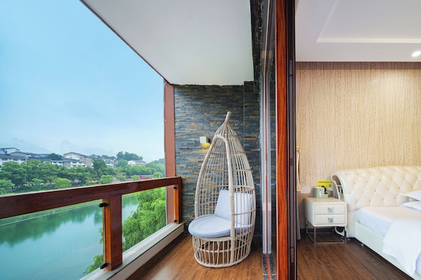 Habitación Deluxe doble, 1 cama de matrimonio grande, balcón, vistas al río | Cortinas opacas, wifi gratis, ropa de cama