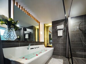 Estudio de luna de miel, 1 cama King size, tina, vista al río | Baño | Regadera tipo lluvia, amenidades de baño gratuitas, secadora de cabello 