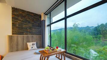 Elite Penthouse, 2 Bedrooms | Blackout drapes, free WiFi, bed sheets