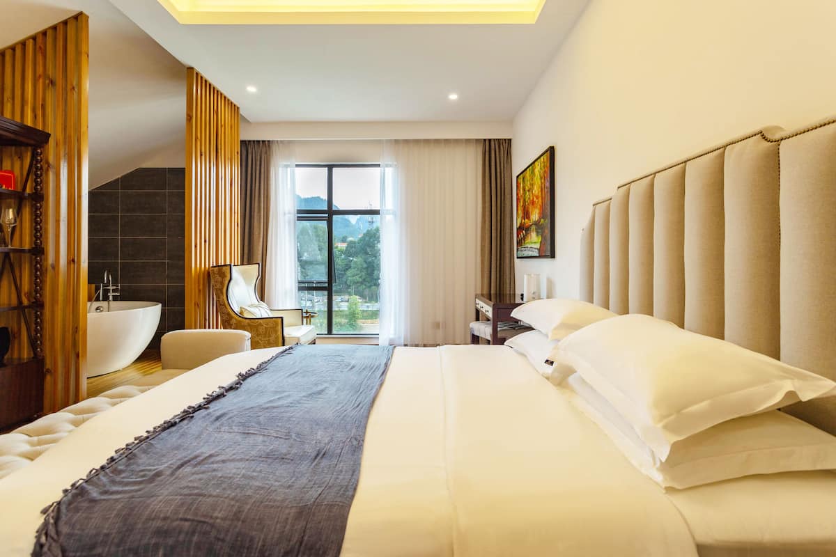 Studio Suite Cao cấp, 1 giường cỡ king, bồn tắm, quang cảnh sông | Màn/rèm cản sáng, truy cập Internet không dây miễn phí, bộ trải giường