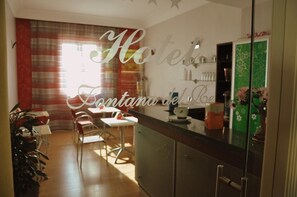 Sudah termasuk sarapan masakan setempat setiap hari