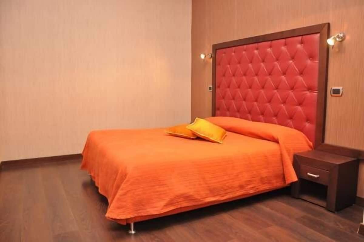 Vierpersoonskamer | Een minibar, een bureau, een strijkplank/strijkijzer, gratis babybedden