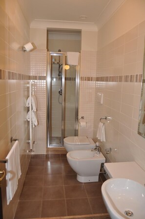 Shower, free toiletries, hair dryer, bathrobes - Hotel Fontana del Re (Ariano Irpino)