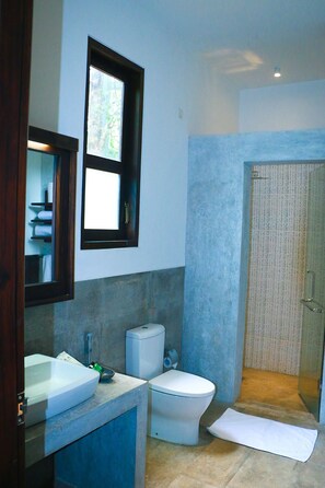 Deluxe Double or Twin Room, Smoking, Garden View | Bathroom | Shower, rainfall showerhead, free toiletries, hair dryer