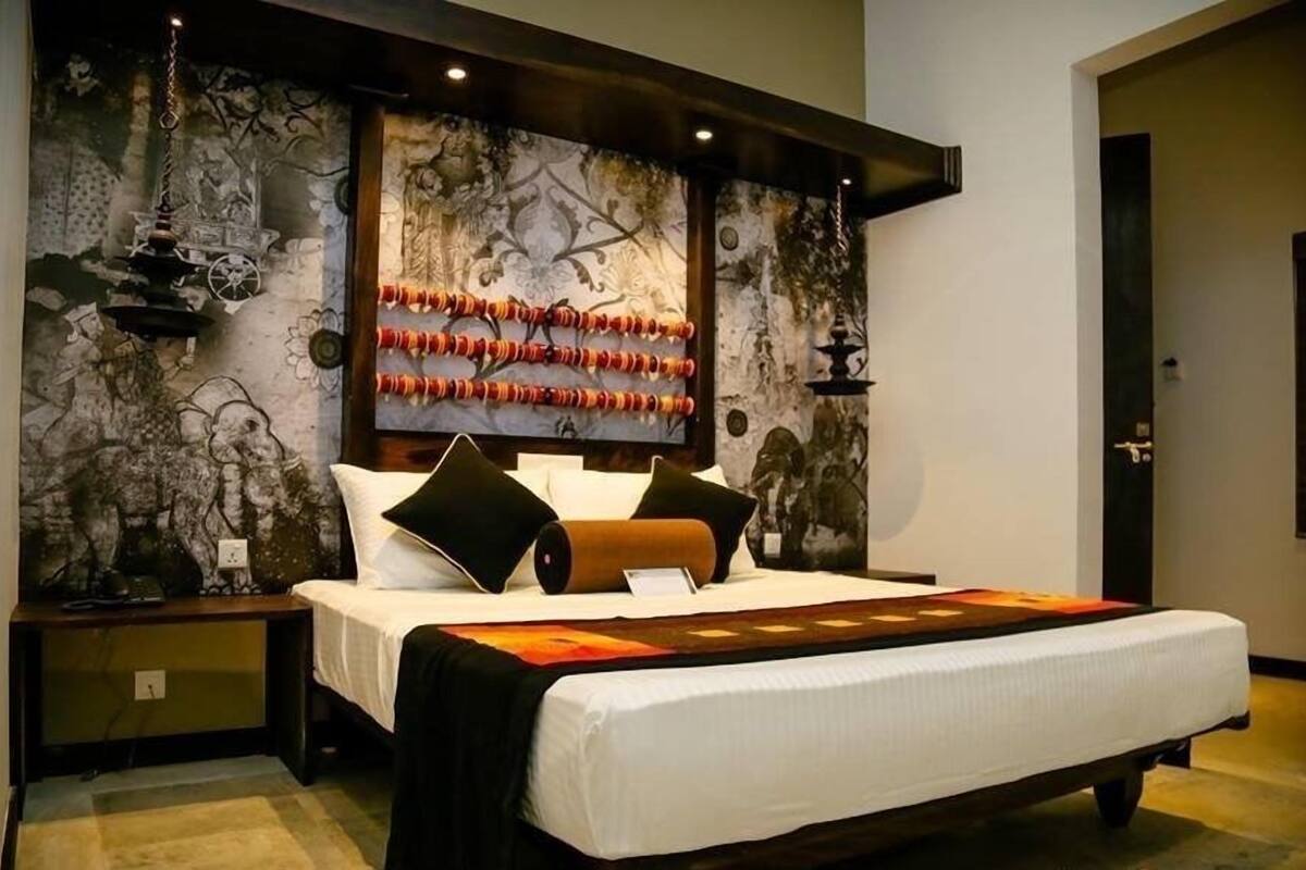 Deluxe Double or Twin Room, Smoking, Garden View | Minibar, in-room safe, individually furnished, desk
