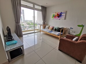 32-inch LED TV with digital channels, TV, DVD player - HomeStay D'Esplanade - Sweet Home (Johor Bahru)