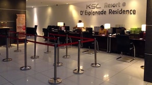 Un espace d'accueil à l'hôtel KSL Resort, avec une enseigne indiquant « D'Esplanade Residence ».