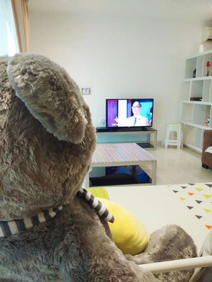 Studio | Aire de séjour | Téléviseur à DEL de 40 po avec télévision numérique, téléviseur