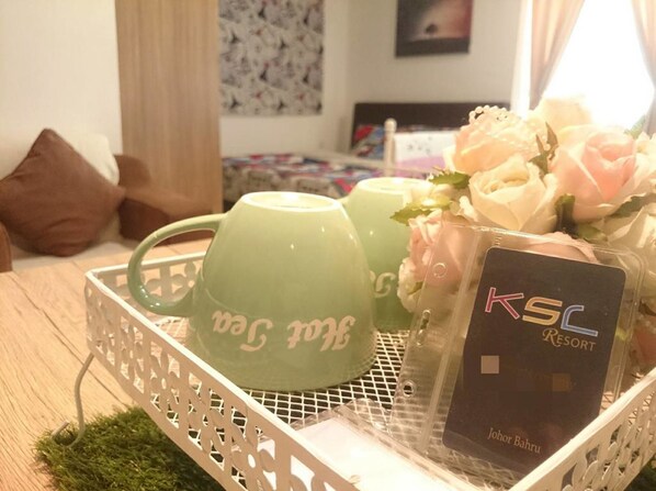 A tray with green mugs, a card, and flowers. - HomeStay in Johor - KSL Travel Home (Johor Bahru)
