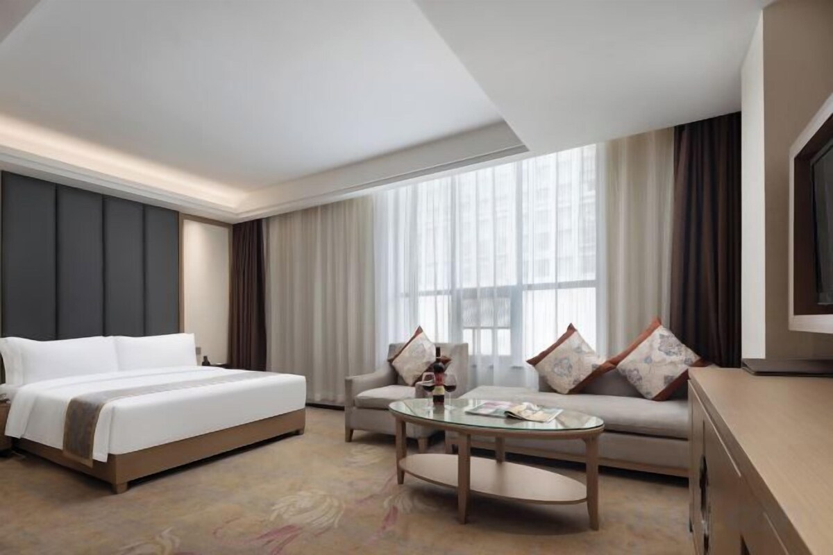 Business Double Bed Room with City View & Central Air Conditioning