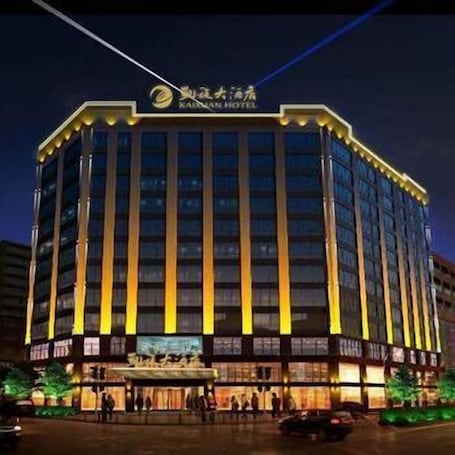 Fassade der Unterkunft – Abend/Nacht. Kaixuan Hotel