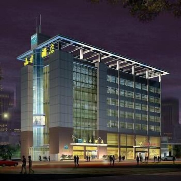 Fachada de la propiedad por la tarde o noche