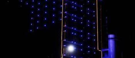 Fachada de la propiedad por la tarde o noche