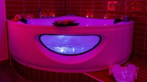 A hot tub in a room with red-tiled walls and a wooden floor. - B&B Easy (Rome)