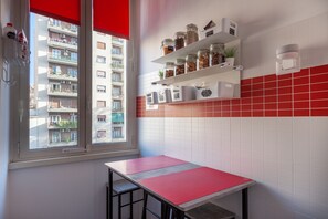 Desayuno con opciones de la cocina local incluido todos los días 