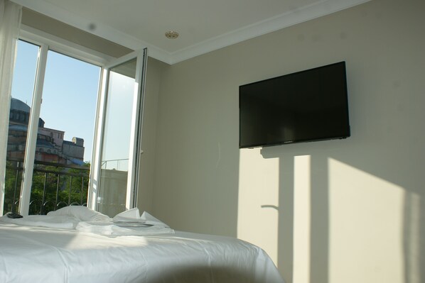 Deluxe Quadruple Room | Desk, iron/ironing board, free WiFi, bed sheets