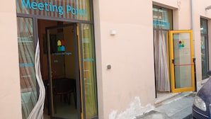 A building with a sign reading "Meeting Point" and a door labeled "ENTRATA". - Ostello Le Stanze del Sogno (Benevento)