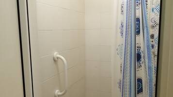 Appartamento Basic, dormitorio misto | Bagno | Doccia, soffione a pioggia, set di cortesia gratuito, asciugacapelli