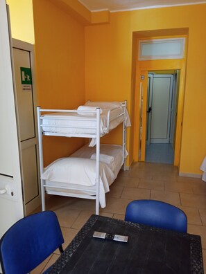 Apartamento básico, em dormitório misto | 1 quarto, edredons de pluma, escrivaninha, cortinas blackout
