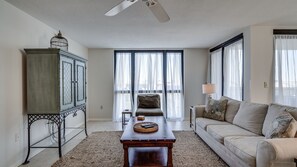 Apartamento, 3 habitaciones | Zona de estar | Una televisión, un reproductor de DVD