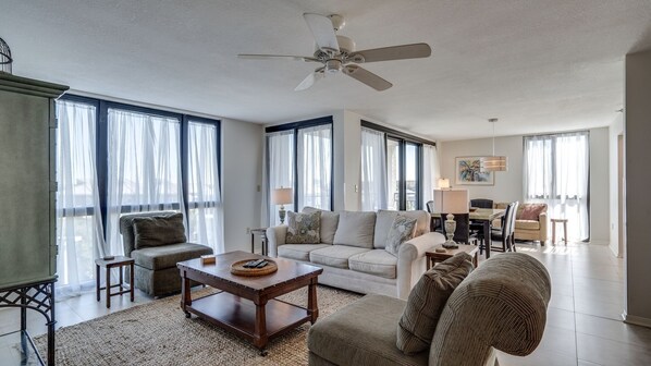 Apartamento, 3 habitaciones | Zona de estar | Una televisión, un reproductor de DVD