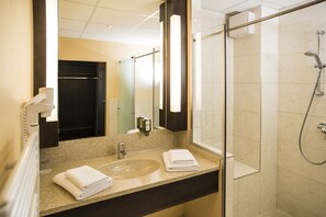 Dusche, kostenlose Toilettenartikel, Haartrockner, Handtücher