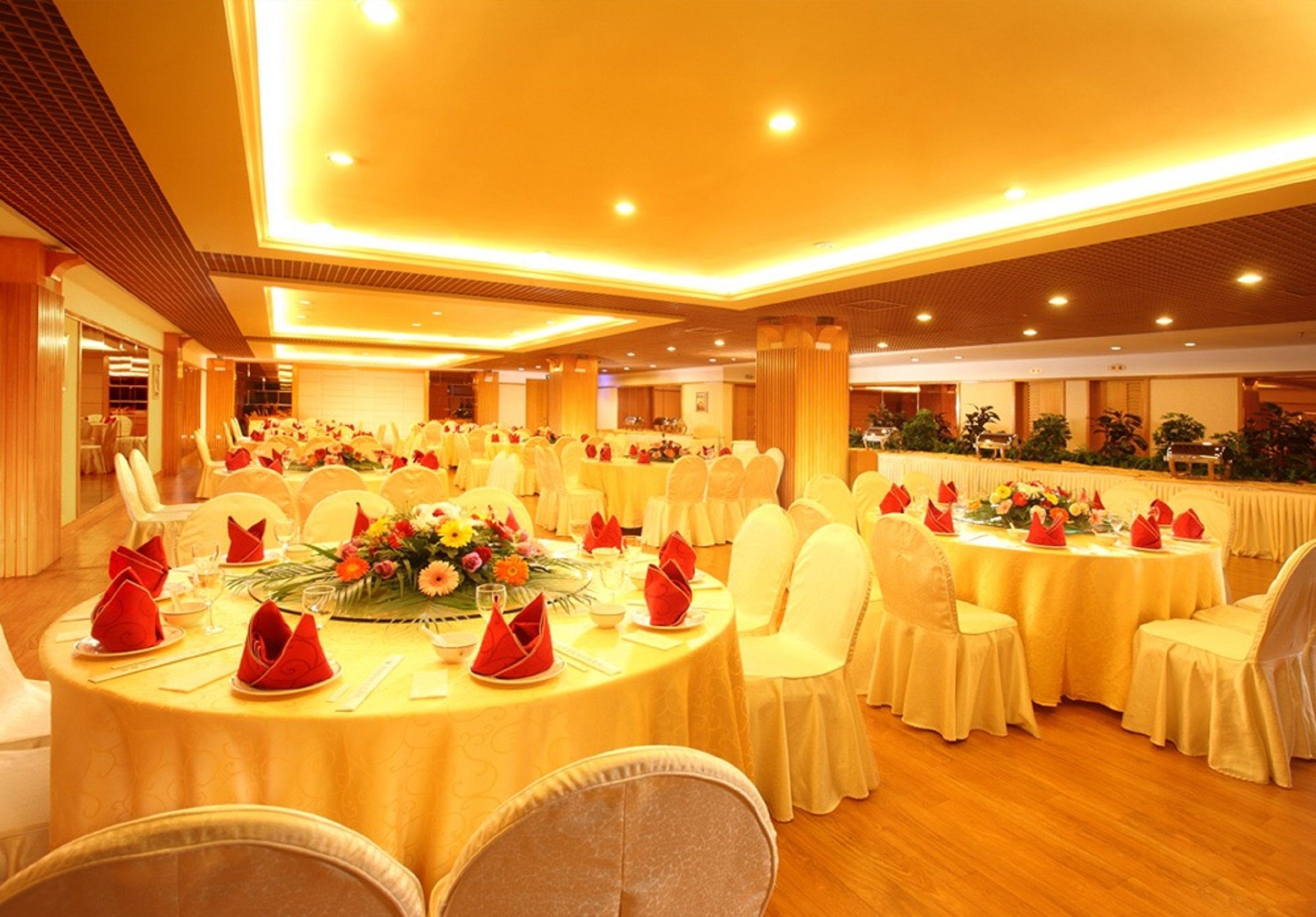 breakfast, lunch, dinner served; international cuisine