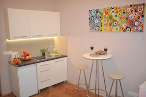 Club Apartment, Private Bathroom (HOME B) | Private kitchenette