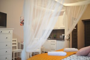 Economy Apartment, 1 Queen Bed with Sofa bed (HOME A) | Premium bedding, iron/ironing board, free WiFi, bed sheets - OK HOME Apartments (Kraków)