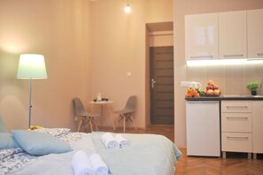 Club Apartment, Private Bathroom (HOME B) | Premium bedding, iron/ironing board, free WiFi, bed sheets - OK HOME Apartments (Kraków)