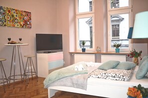 Club-huoneisto, oma kylpyhuone (HOME B) | Ylelliset vuodevaatteet, silitysrauta/-lauta, ilmainen Wi-Fi