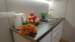 Kjøleskap, kokeplater, kaffetrakter/tekoker og vannkoker