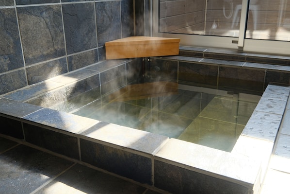 Separate bathtub and shower, spring water bathtub, free toiletries - Onsen Hotel Holiday Afternoon (Otsu)