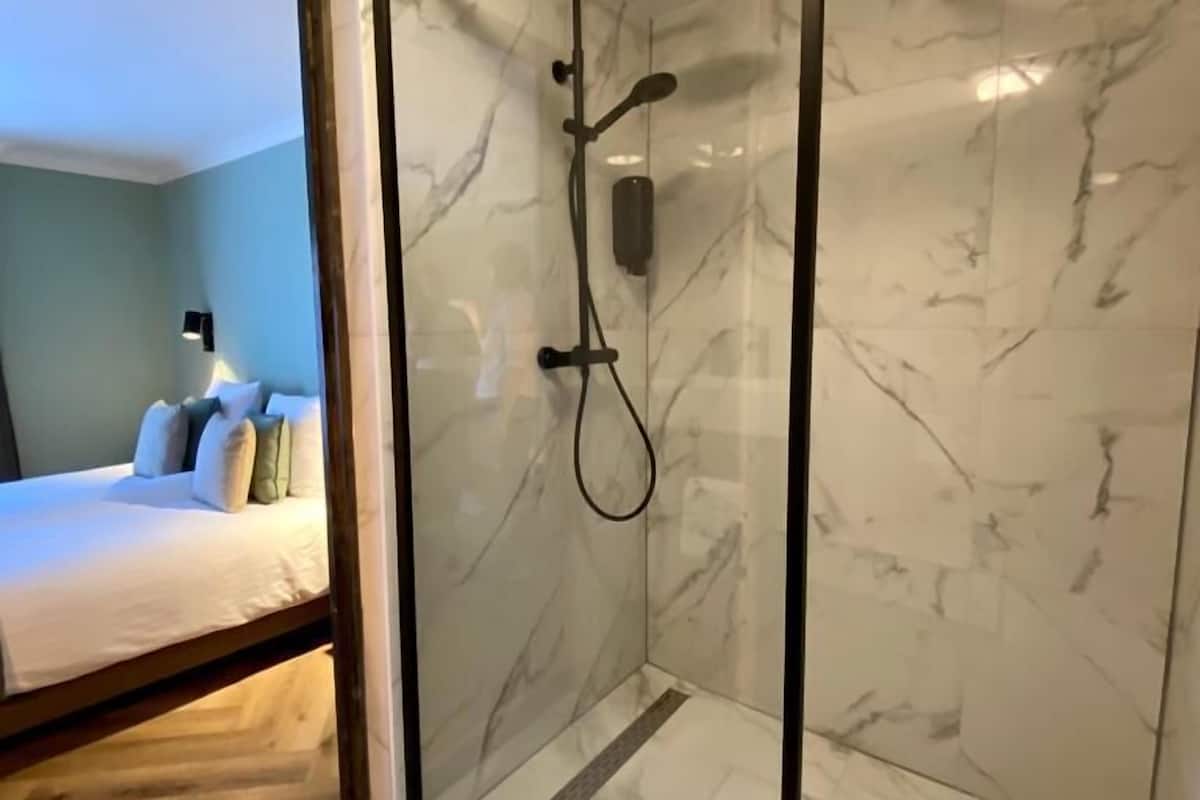 double room | bathroom | free toiletries, hair dryer, towels, soap