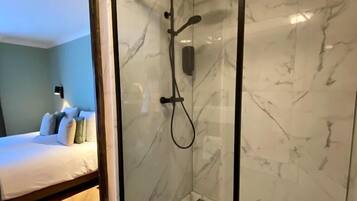 Tweepersoonskamer | Badkamer | Gratis toiletartikelen, een haardroger, handdoeken, zeep