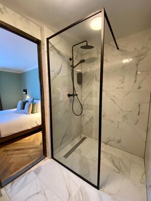 Tweepersoonskamer | Badkamer | Gratis toiletartikelen, een haardroger, handdoeken, zeep