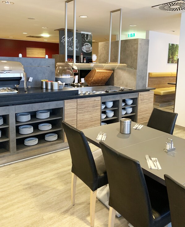 Petit déjeuner buffet (22.00 EUR par personne)