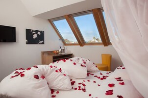 Quarto romântico | Cofres nos quartos, escrivaninha, quartos à prova de som