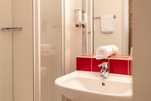 Ducha, artículos de tocador gratuitos, secador de pelo, toallas