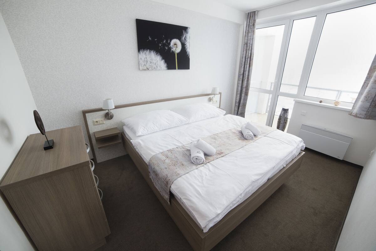 Family Room, Accessible | Katil Select Comfort, peti besi dalam bilik, meja